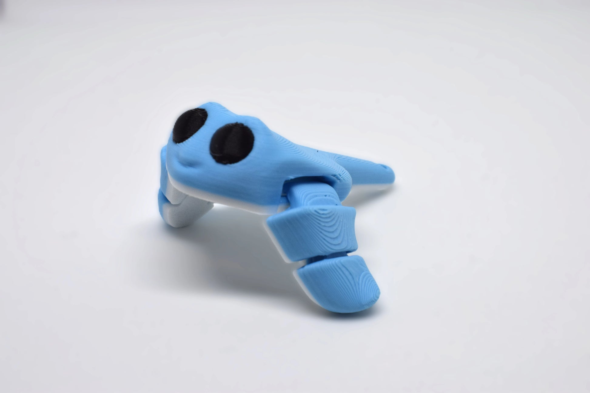 FlexiPets Flexi Rog die hoog op zijn flexibele vinnen staat - zijaanzicht